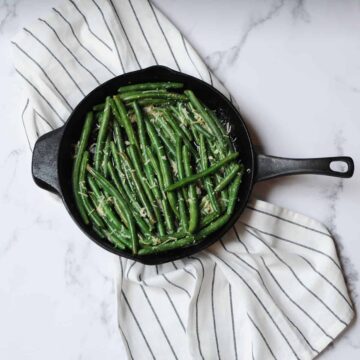 Green beans in a cast iron skillet.