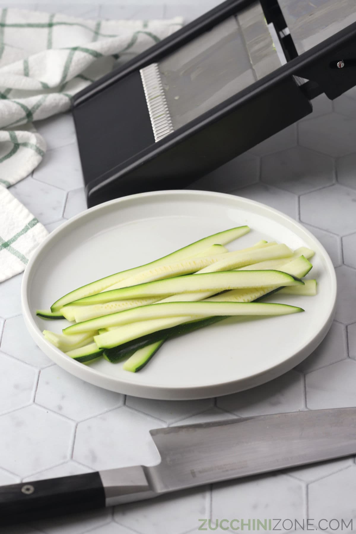 https://zucchinizone.com/wp-content/uploads/2023/06/zucchini-sliced-with-mandoline-and-knife.jpg